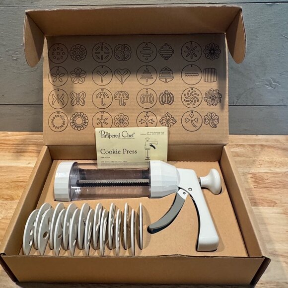NIB - The Pampered Chef 1525 Cookie Press with 16 Discs - White - Picture 1 of 8